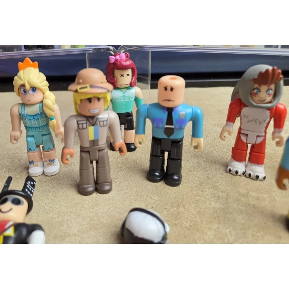 ROBLOX Action Figures, Mixed Lot of 19 Characters plus - No Codes (Lot B)